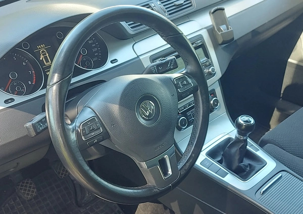 Volkswagen Passat cena 21900 przebieg: 154000, rok produkcji 2010 z Brzostek małe 191